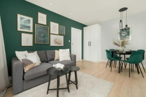Stylish Apartment in Warsaw with Parking, Bathtub, Balcony, and Desk by Noclegi Renters